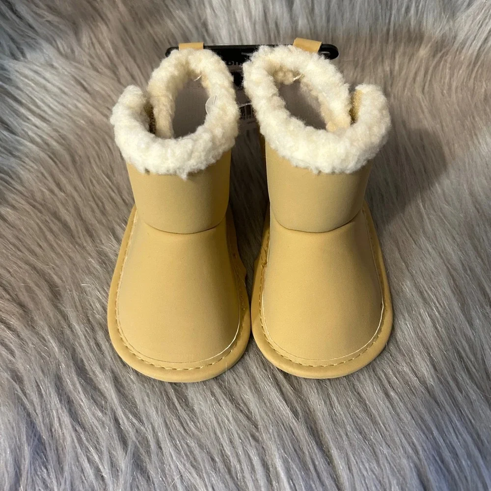 Carter's Child Of‎ Mine Crib Shoes Baby's Size 3-6 Months Beige Boots Booties